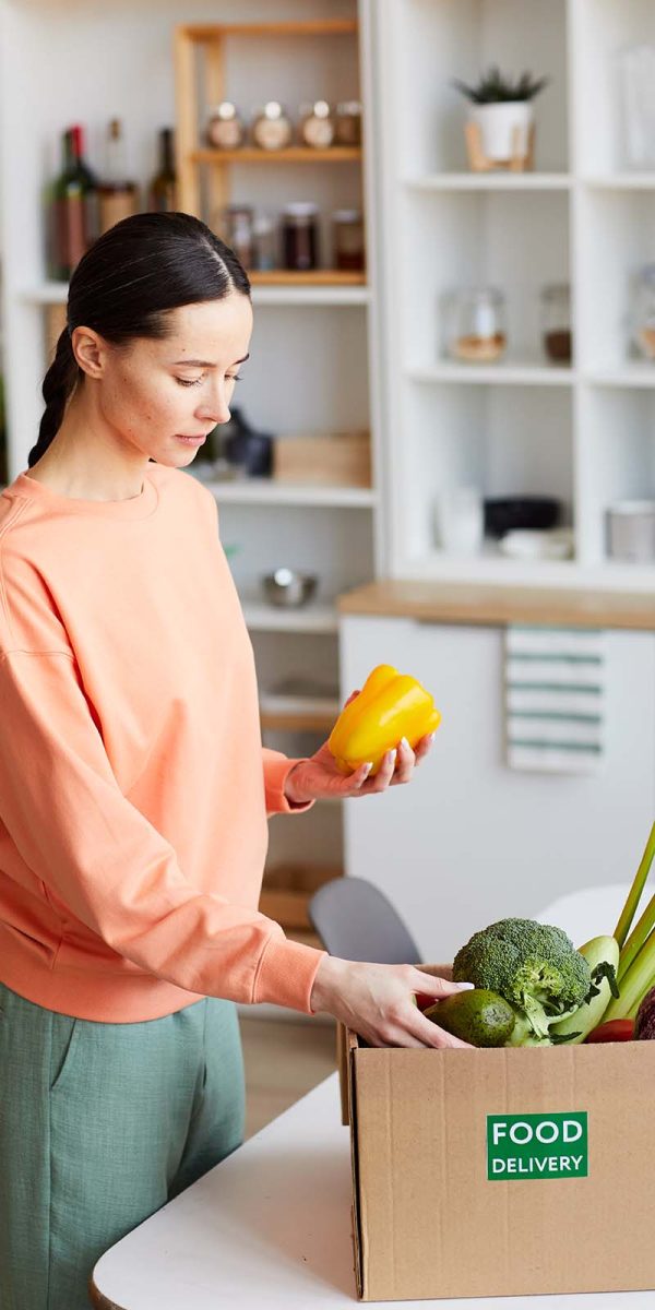 woman-buying-fresh-vegetables-92RSVWK.jpg woman-buying-fresh-vegetables-92RSVWK.jpg